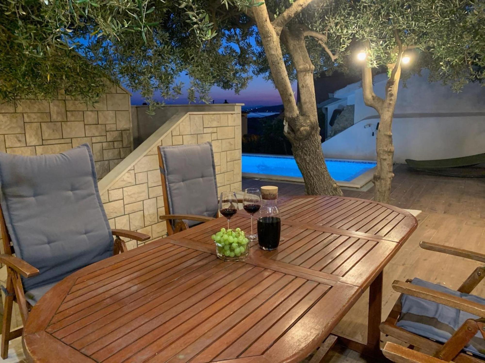Apartments With Pool Vrdoljak Omiš Zimmer foto